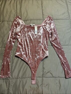 Francesca's Collections Velvet Long-Sleeve Bodysuit in Mauve